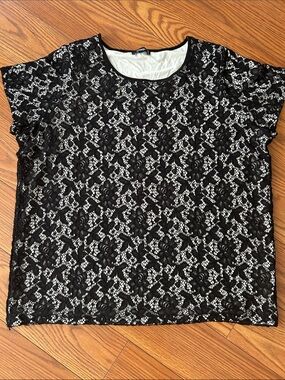 Premise studio woman Black floral Lace Overlay Short Sleeve Tee wh white lining